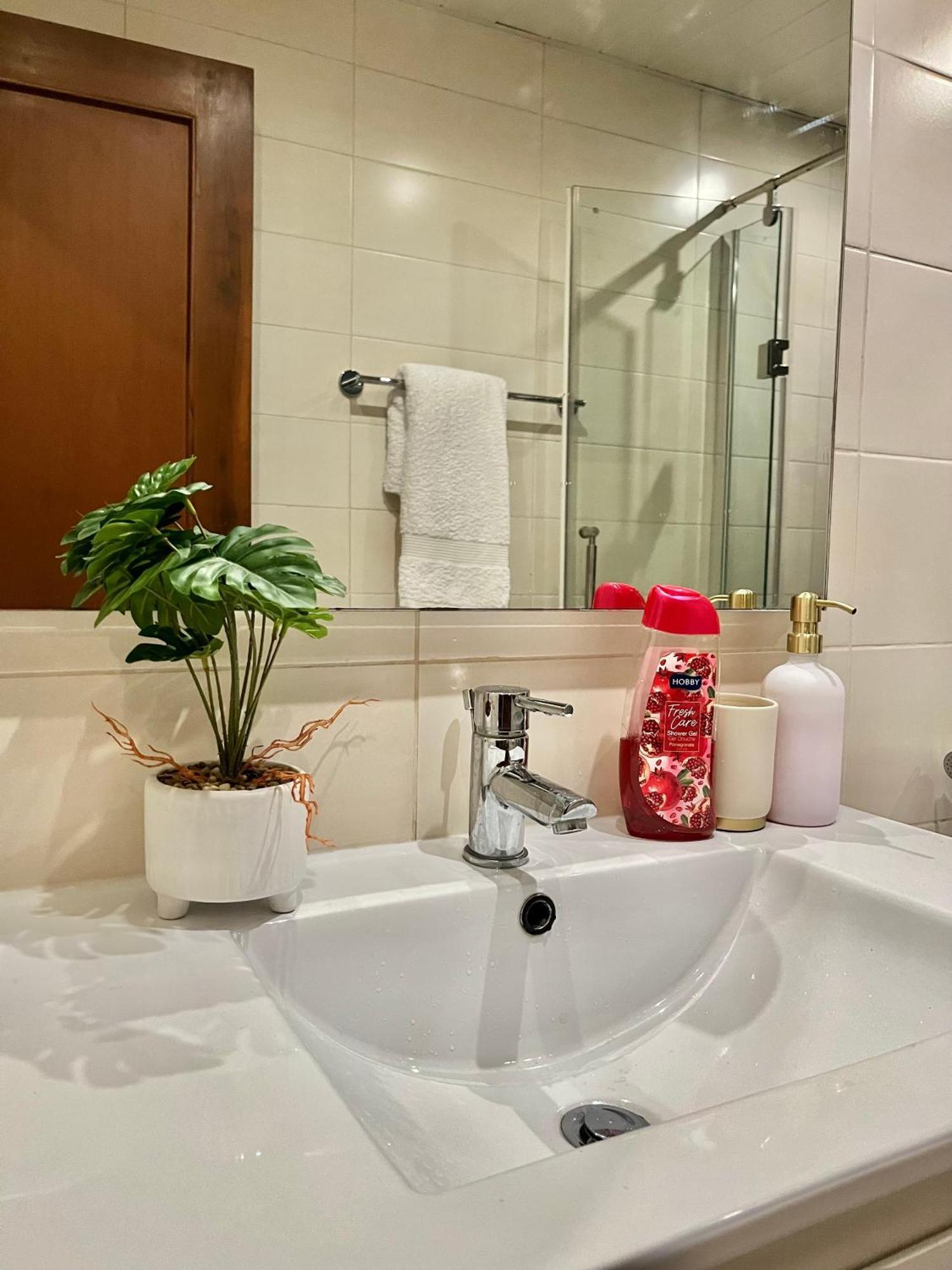 Coastalhome 75Inch Tv 5Min Drive To The City & Beach Dar es Salaam Exterior foto